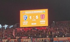 九游娱乐官方-足球赛场上一场精彩对决吸引众多观众目光，现场气氛顿时热烈