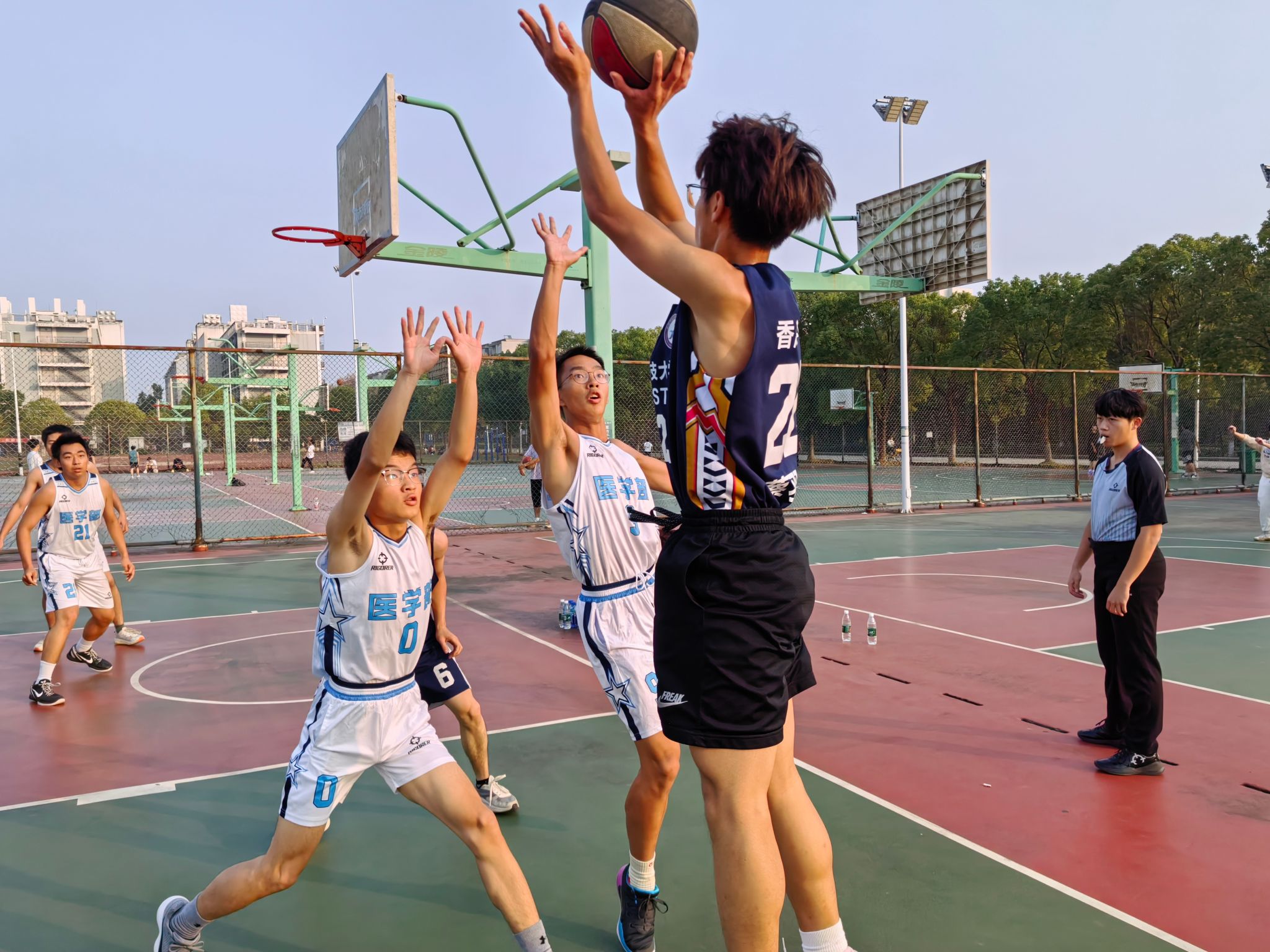 在吉林队赛场上演全国篮球锦标赛，弹幕刷屏，引发全场沸腾的简单介绍