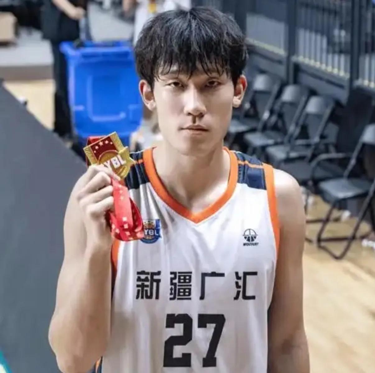 雷达赞扬年轻球员表现，为球队贡献良多的简单介绍
