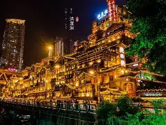 重庆威风队英姿焕发，为胜利而战永不低头