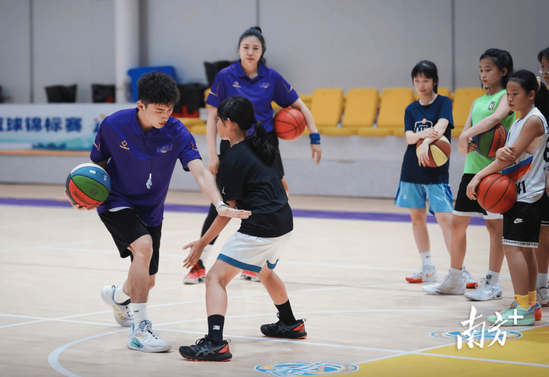 青少年篮球训练营举办，培养新一代球星的简单介绍