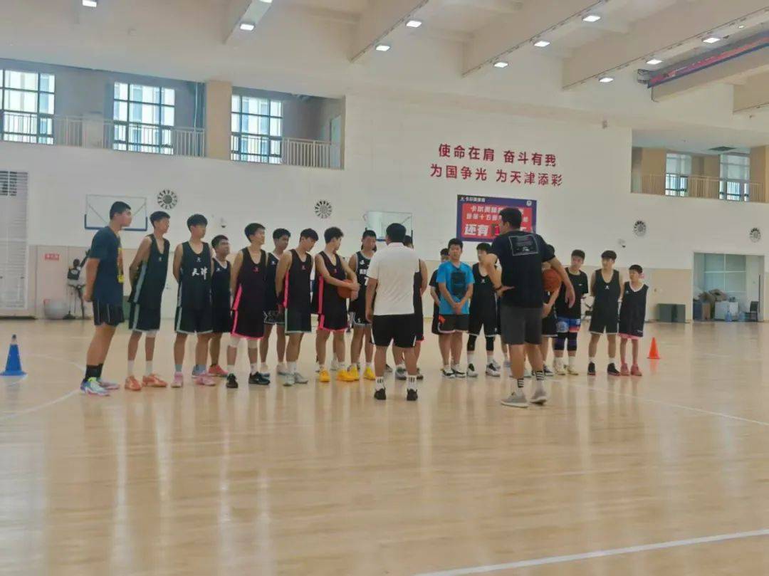 青少年篮球训练营举办，培养新一代球星的简单介绍