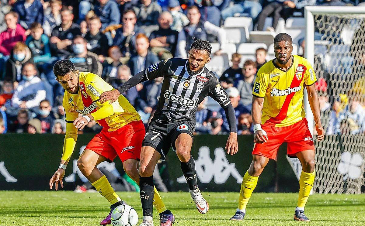 关于巴伦西亚不敌对手，球队陷入连败危机的信息