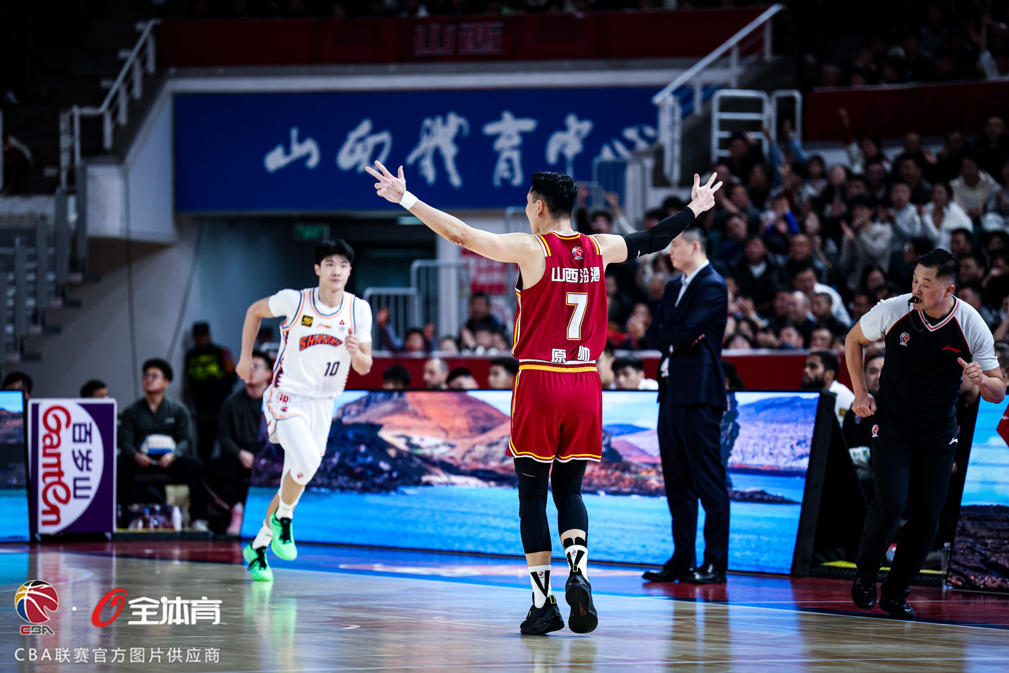 多名球员取得双双得分上双，团队合作取得胜利的简单介绍