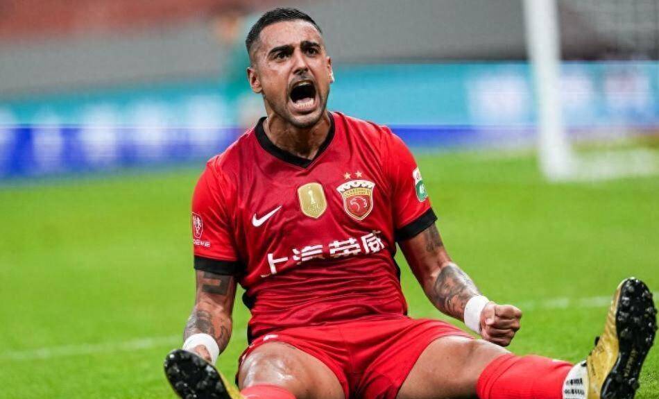 足球巅峰对决引爆场外激情，球员舞动风云的简单介绍