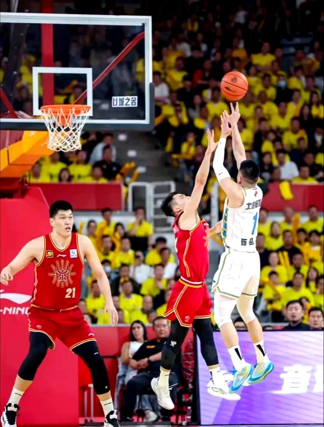 辽宁队轻松战胜福建队，保持领先位置