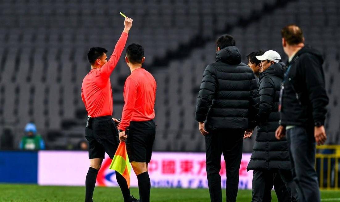 裁判判罚遭质疑，引发现场骚动