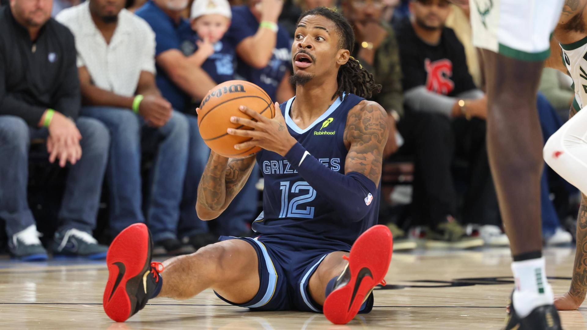 灰熊险胜快船，保持主场不败